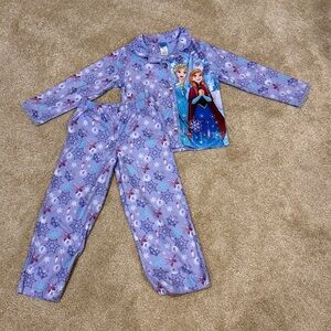 Frozen Kids Pajamas set. Purple. Hardly wore. Size 6. Collar with design.